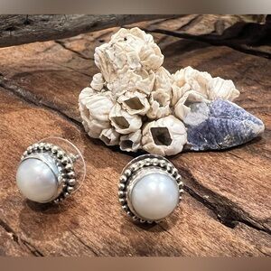 NWT Artisan Bali Earrings Glass Pearl Silver Grey White Punch In Studs 1 cm MOP
